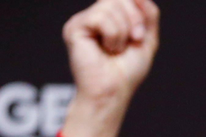 El boxeador súper mediano David Benavidez posa en la báscula durante un pesaje oficial en el MGM Grand Hotel & Casino el 24 de marzo de 2023 en Las Vegas, Nevada. Foto: Steve Marcus/Getty Images.