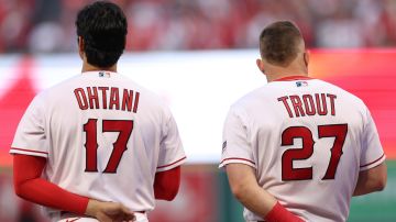 Shohei Ohtani (i) y Mike Trout (d) con los Angels.