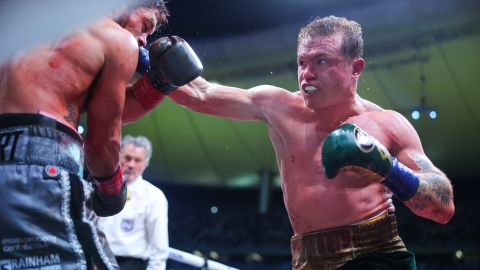 Canelo Álvarez (d) superó a John Ryder (i) en un enfrentamiento el 6 de mayo en México.