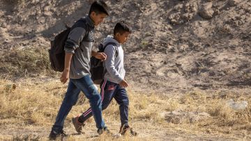 Los inmigrantes arriesgan sus vidas al cruzar el desierto en El Paso, Texas.