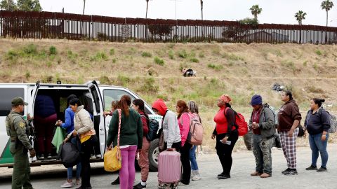 En tres meses, EE.UU. ha expulsado a más de 145,000 migrantes que llegaron a la frontera