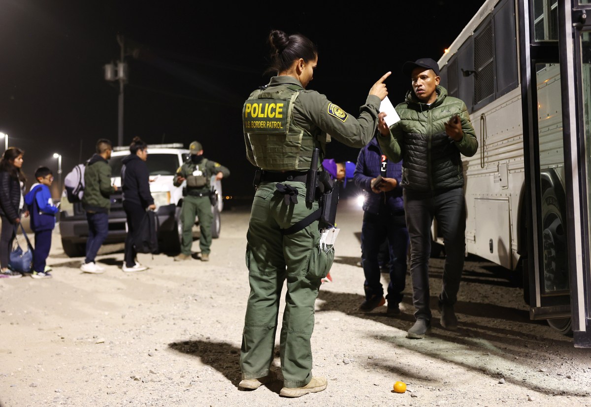 El gobernador de Texas ha escogido a Los Ángeles como destino de sus autobuses con solicitantes de asilo.