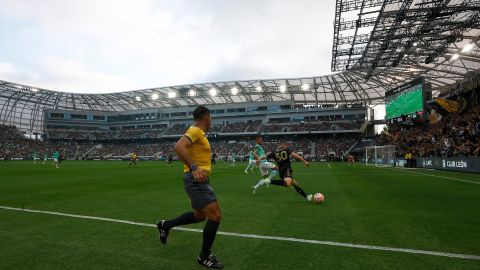 Árbitro observa jugada en partido de LAFC.