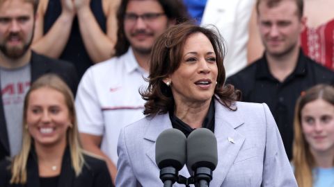 La vicepresidenta Kamala Harris lideró la celebración de un año de la Ley de Reducción de la Inflación.