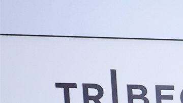 Carlos Santana se disculpa por comentarios transfóbicos.