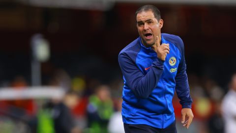 El técnico brasileño André Jardine dirigiendo a las Águilas del América.