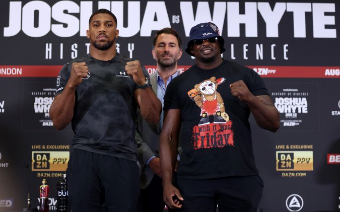Anthony Joshua, el promotor Eddie Hearn y Dillian Whyte posan durante la conferencia de prensa Anthony Joshua v Dillian Whyte 2 en Hilton London Syon Park el 10 de julio de 2023 en Londres, Inglaterra. Foto: Paul Harding/Getty Images.