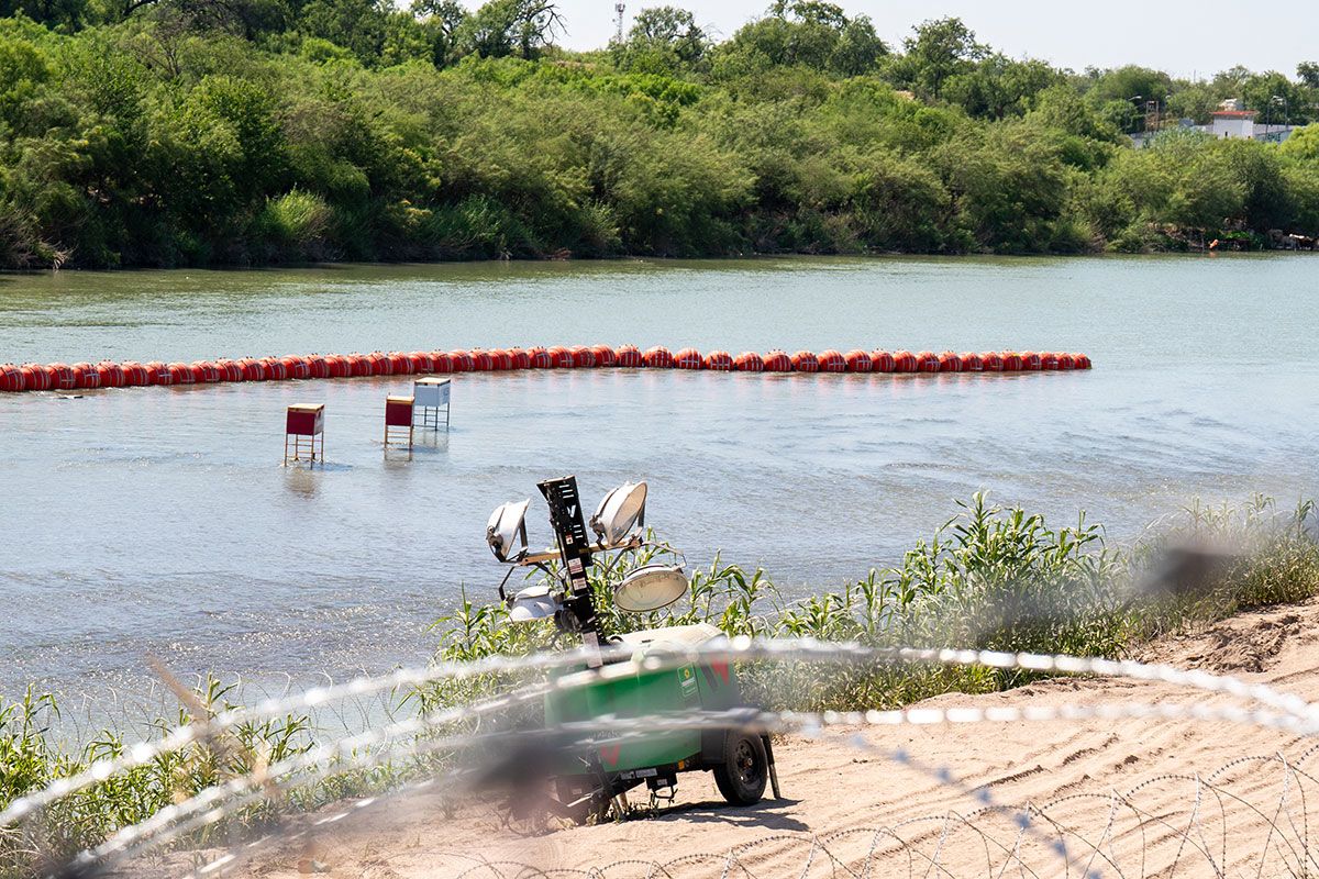 Texas mantiene presencia de las boyas en el Río Grande.