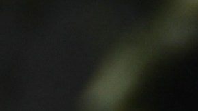 Un bombero suda mientras recoge una manguera tras apagar un incendio en medio de la ola de calor en Phoenix, Arizona.