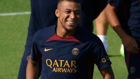 Kylian Mbappé sonriente en los entrenamientos del PSG 23/24.