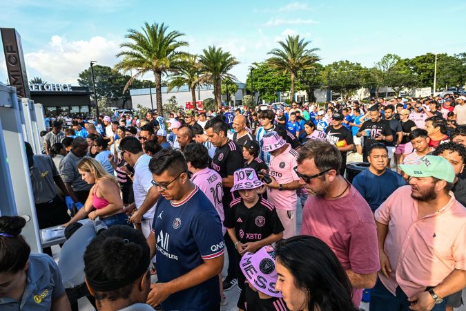 Fanáticos esperan en largas filas para ingresar al estadio DRV PNK antes del partido de la Copa de la Liga entre Cruz Azul de la Liga MX contra el Inter Miami CF de la Major League Soccer en Fort Lauderdale, Florida, el 21 de julio de 2023. Foto: GIORGIO VIERA/AFP via Getty Images.