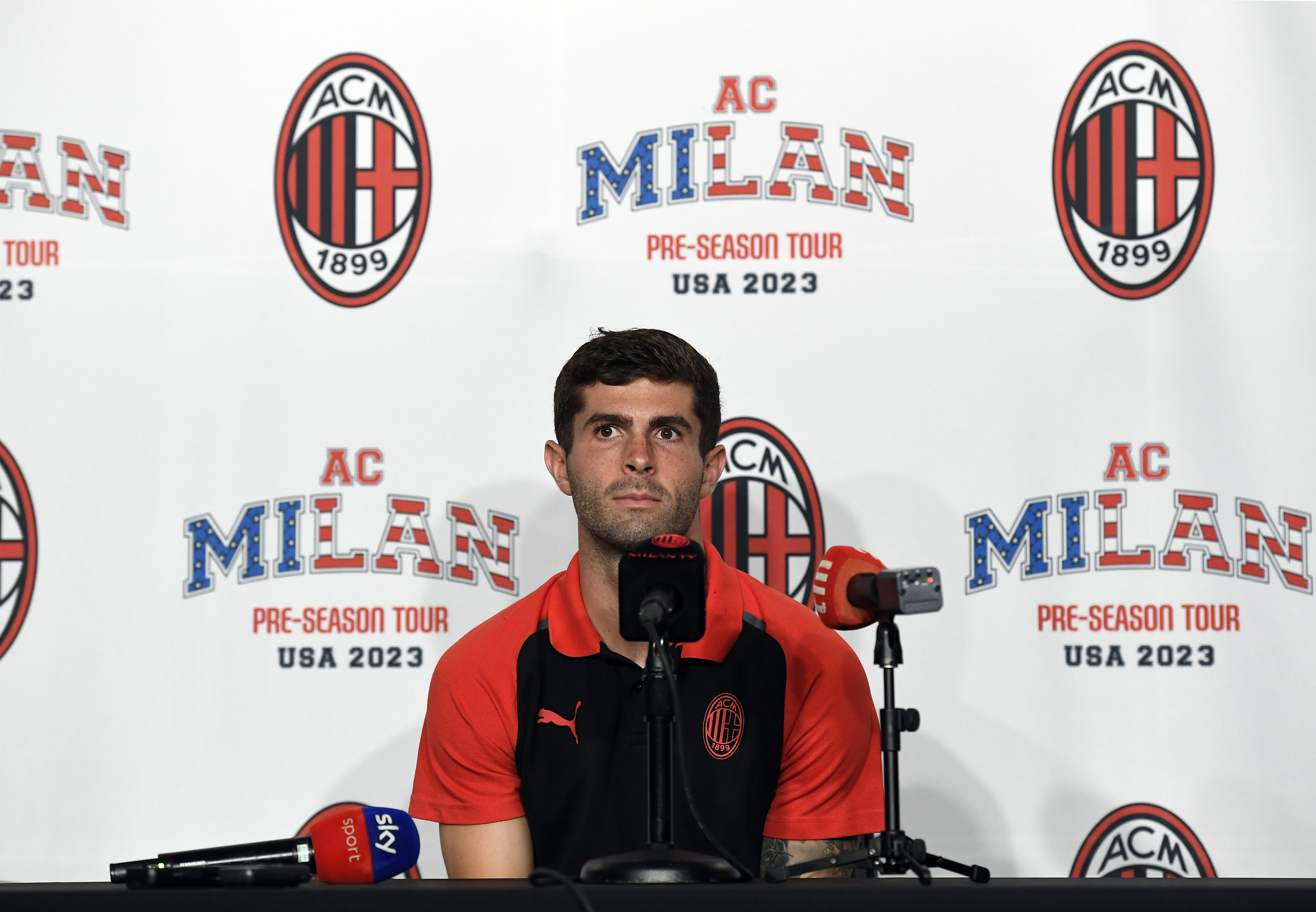 Christian Pulisic del AC Milan durante una conferencia de prensa después de una sesión de entrenamiento en el BMO Stadium el 22 de julio de 2023 en Los Ángeles, California. Foto: Kevork Djansezian/Getty Images. 