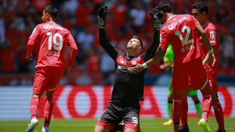 Los Diablos Rojos de Toluca en celebración de gol.