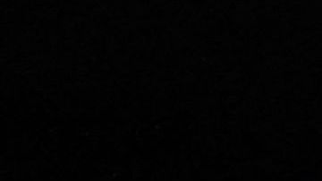 La ilustración muestra el logotipo de Twitter al revés en el fondo de la pantalla de Elon Musk anunciando una "X" como logo de reemplazo.