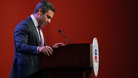 Suárez centró su campaña en su historial de éxitos en Miami, ganando la reelección como republicano en una de las ciudades más azules de Florida. Pero su candidatura tuvo dificultades para ganar impulso