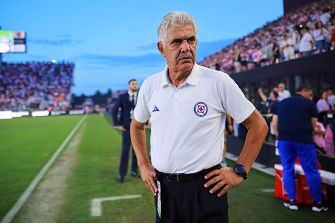 Ricardo Ferretti de Cruz Azul observa durante la primera mitad del partido Leagues Cup 2023 contra Inter Miami CF en el DRV PNK Stadium el 21 de julio de 2023 en Fort Lauderdale, Florida. Foto: Héctor Vivas/Getty Images.