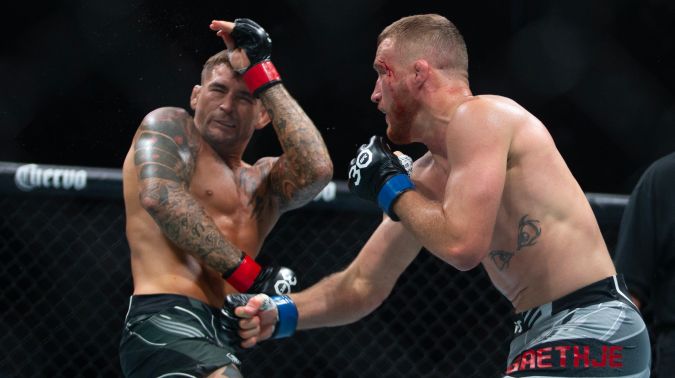 Justin Gaethje lanza un puñetazo contra Dustin Poirier durante su pelea de peso ligero en UFC 291. Foto: Chris Gardner/Getty Images.