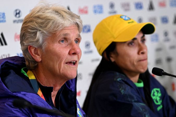 La entrenadora de Brasil Pia Sundhage (L) y la jugadora Marta (R) asisten a una conferencia de prensa en Melbourne el 1 de agosto de 2023, en la víspera del partido de fútbol de la Copa Mundial Femenina entre Jamaica y Brasil. Foto:WILLIAM WEST/AFP vía Getty Images.