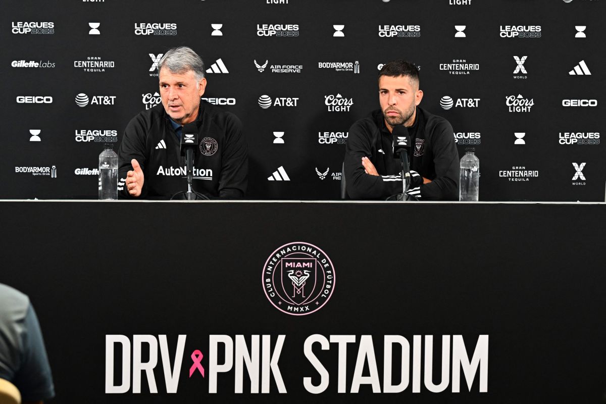 Jordi Alba junto a su DT, Gerardo Martino, durante su presentación oficial con el Inter Miami.