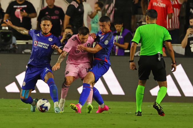 Kevin Castano #5 de Cruz Azul comete una falta contra Lionel Messi #10 de Inter Miami CF durante la segunda mitad del partido de la Leagues Cup 2023 entre Cruz Azul e Inter Miami CF en el DRV PNK Stadium el 21 de julio , 2023 en Fort Lauderdale, Florida. Foto: Stacy Revere/Getty Images.