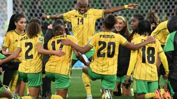 La Selección de Jamaica celebra su pase a octavos de final del Mundial Femenil.