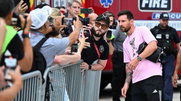 Messi con un fan en Miami.