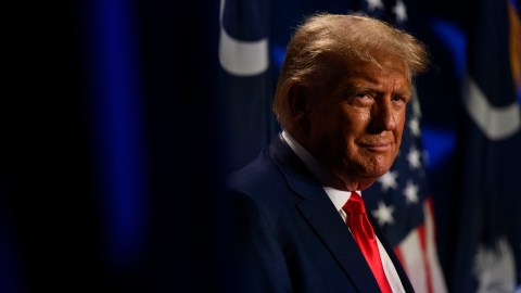 Trump sostiene que hubo fraude en las elecciones de 2020 y que están tratando de silenciarlo.