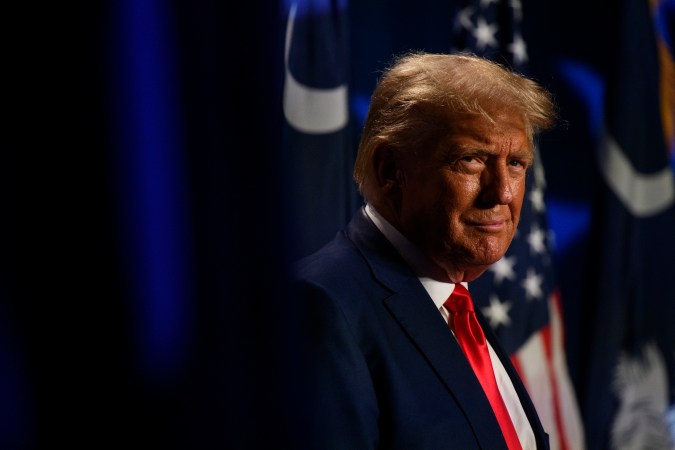 Trump sostiene que hubo fraude en las elecciones de 2020 y que están tratando de silenciarlo.