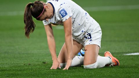 Alex Morgan lamentado la derrota de Estados Unidos a manos de Suecia.