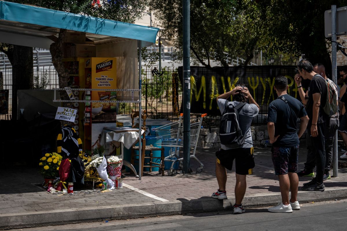 Monumento improvisado en Atenas en honor al fanático del AEK asesinado en un violento enfrentamiento la madrugada del 8 de agosto de 2023.