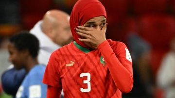Nouhaila Benzina lamenta la eliminación de Marruecos tras la goleada ante Francia.
