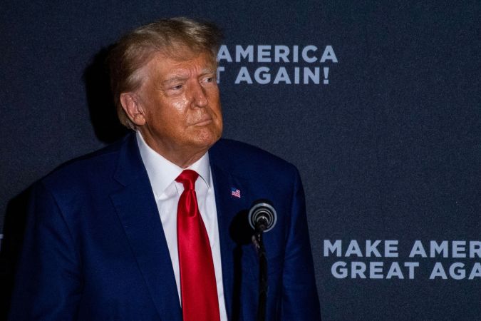 La jueza Chutkan advirtió a Trump que su defensa es en la corte, no en Internet.