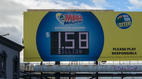 Una cartelera electrónica muestra el premio mayor de Mega Millions de $1,580 millones, en la ciudad de Nueva York.