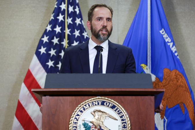 El fiscal especial Jack Smith anunció la acusación revelada el martes que incluye cuatro cargos por delitos graves contra Donald Trump.