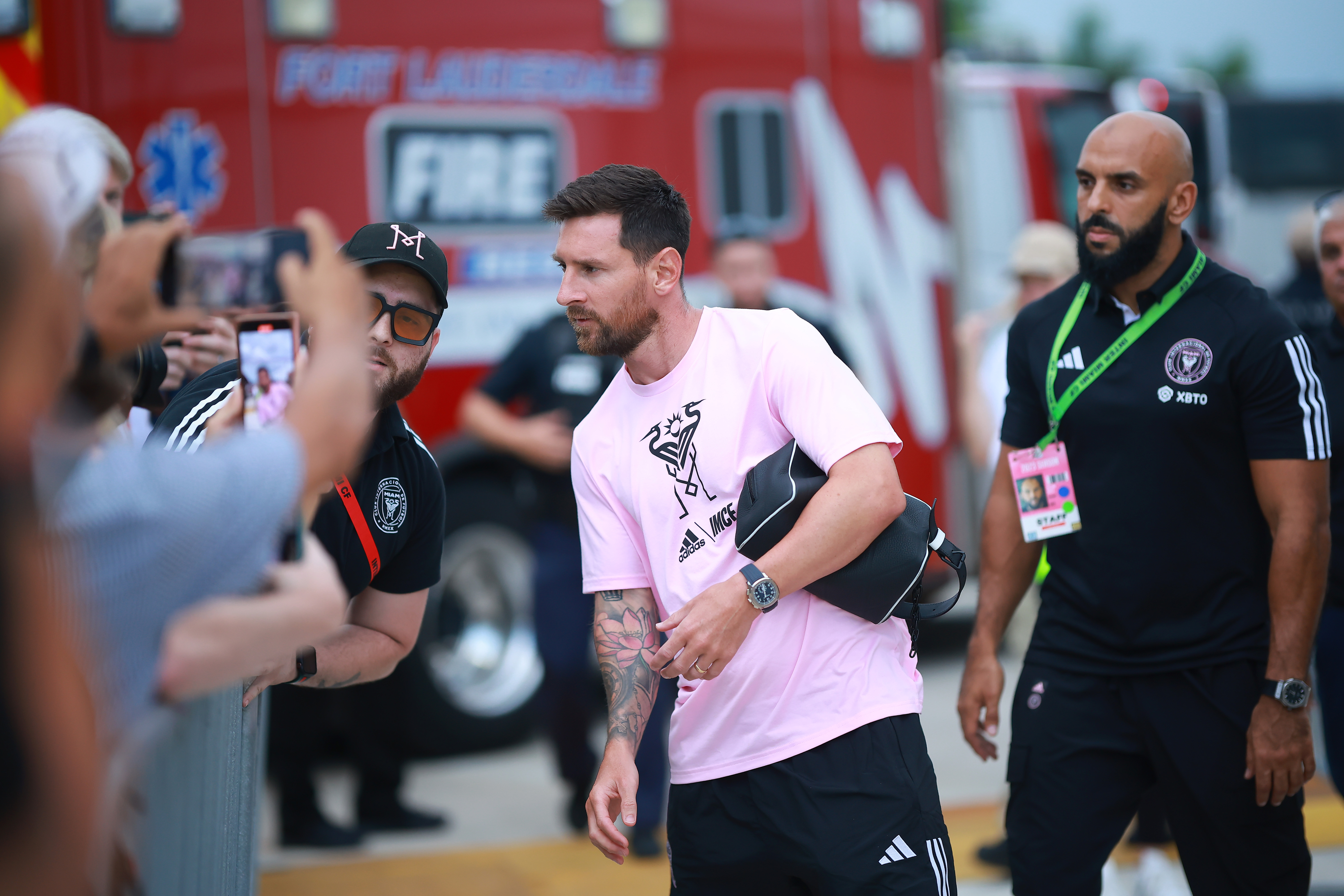 Messi luciendo lujoso reloj en su llegada al DRV PNK Stadium. Foto: Héctor Vivas/Getty Images.