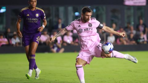 Lionel Messi marcó su primer tanto con una espectacular volea de zurda.