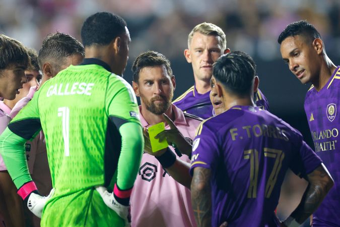 Lionel Messi #10 de Inter Miami CF mira mientras el árbitro entrega una tarjeta amarilla durante el partido de octavos de final de la Leagues Cup 2023 entre Orlando City SC e Inter Miami CF en el estadio DRV PNK el 2 de agosto , 2023 en Fort Lauderdale, Florida. Foto: Mike Ehrmann/Getty Images.
