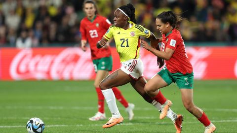 Ivonne Chacón disputa un balón durante el partido de fase de grupos contra Marruecos.