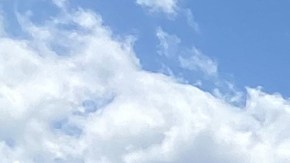 Edificios y casas destruidos después de un incendio forestal en Lahaina, en el oeste de Maui.