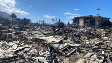 Edificios y casas destruidos después de un incendio forestal en Lahaina, en el oeste de Maui.