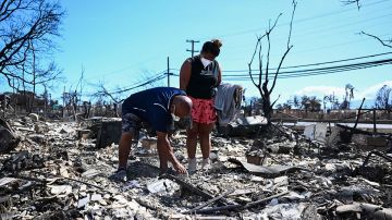 Las muertes por incendios forestales en Hawaii llega a 106 y continúa la búsqueda de desaparecidos