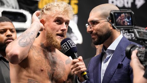 Jake Paul en conferencia de prensa previa al combate con Nate Díaz.