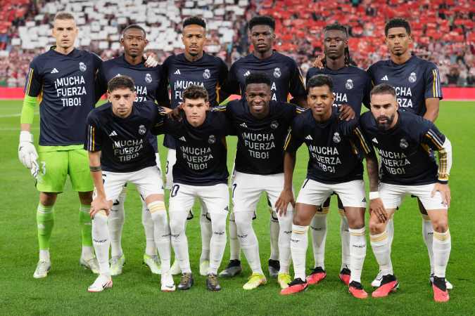 Jugadores del Real Madrid con mensaje de apoyo a Thibaut Courtois. Foto: CESAR MANSO/AFP vía Getty Images.