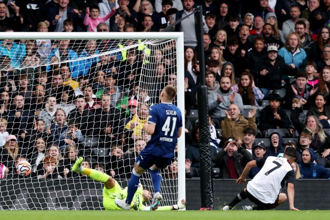 Raúl Jiménez del Fulham FC anota el primer gol del equipo durante el partido amistoso de pretemporada entre Fulham y TSG 1899 Hoffenheim en Craven Cottage el 5 de agosto de 2023 en Londres, Inglaterra. Foto: Henry Browne/Getty Images.