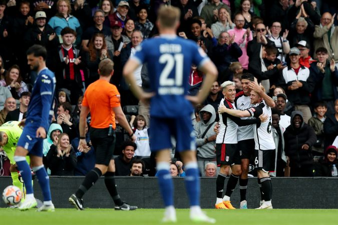 Raúl Jiménez de Fulham FC celebra con sus compañeros de equipo después de marcar el primer gol del equipo durante el partido amistoso de pretemporada entre Fulham y TSG 1899 Hoffenheim en Craven Cottage el 05 de agosto de 2023 en Londres, Inglaterra. Foto: Henry Browne/Getty Images.