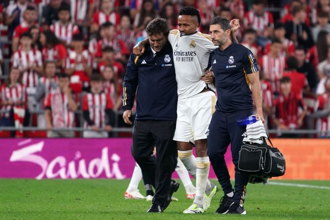 Eder Militao recibe ayuda para abandonar el campo después de resultar lesionado. Foto: CESAR MANSO/AFP via Getty Images.