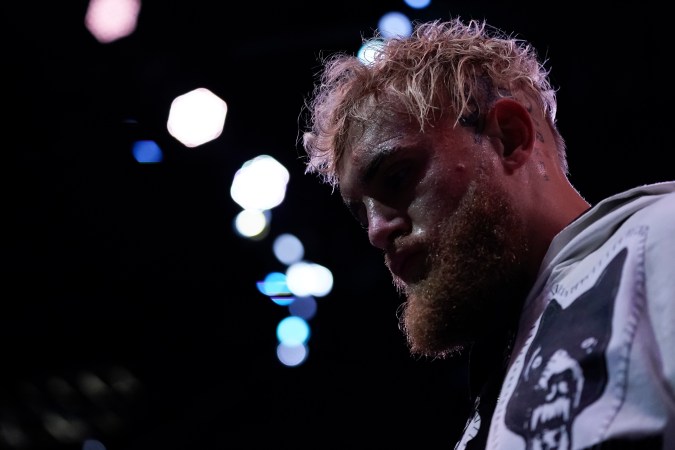 Jake Paul se para en su esquina antes del comienzo de su pelea contra Nate Diaz en el American Airlines Center el 5 de agosto de 2023 en Dallas, Texas. Foto: Sam Hodde/Getty Images.