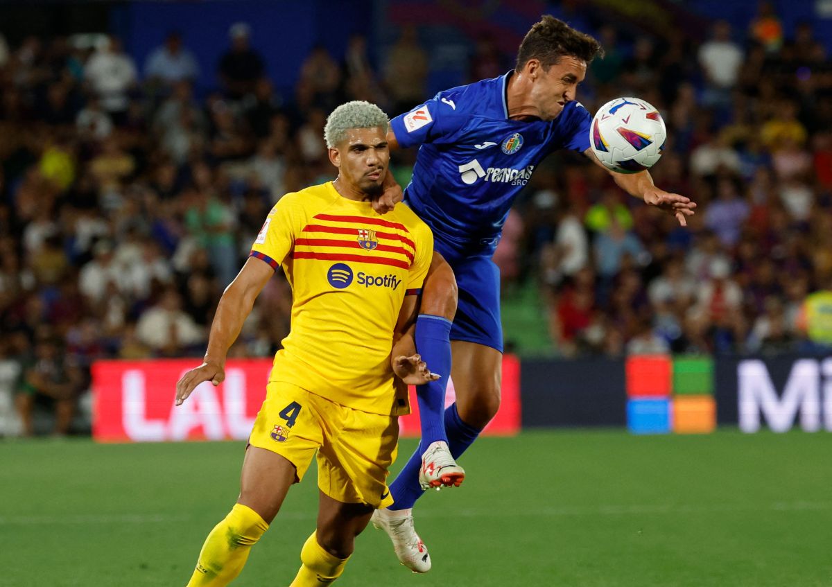 Barcelona's Uruguayan defender #04 Ronald Araujo vies with Getafe's Spanish forward #07 Jaime Mata during the Spanish Liga football match between Getafe CF and FC Barcelona at the Col. Alfonso Perez stadium in Getafe on August 13, 2023. (Photo by JAVIER SORIANO / AFP) (Photo by JAVIER SORIANO/AFP via Getty Images)