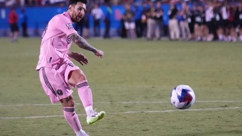 Messi cobrando un penal para el Inter Miami.