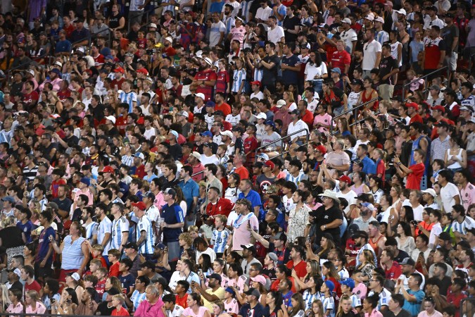 Los fanáticos animan en la primera mitad durante el partido de octavos de final de la Leagues Cup 2023 entre Inter Miami CF y FC Dallas en el Toyota Stadium el 6 de agosto de 2023 en Frisco, Texas. Foto: Logan Riely/Getty Images.